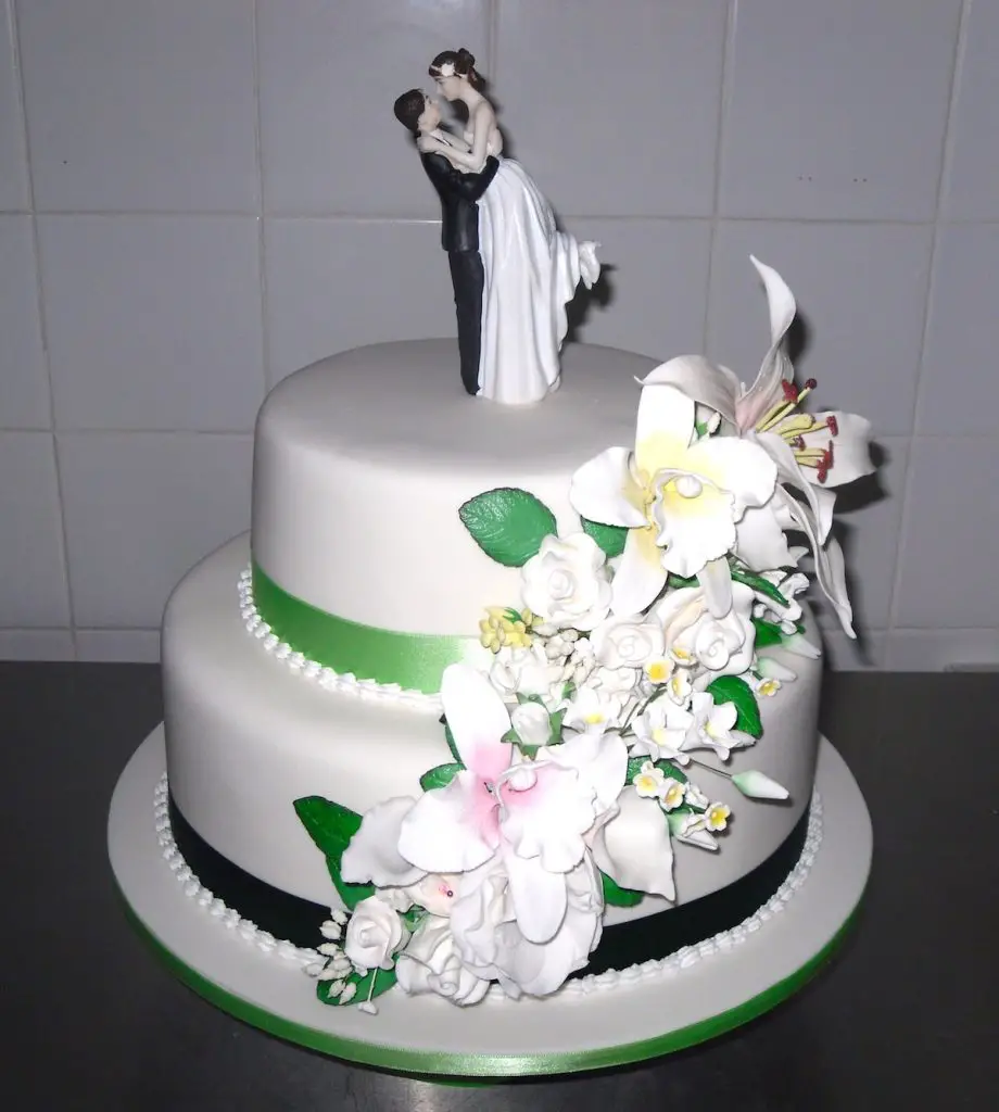 an image of a wedding cake