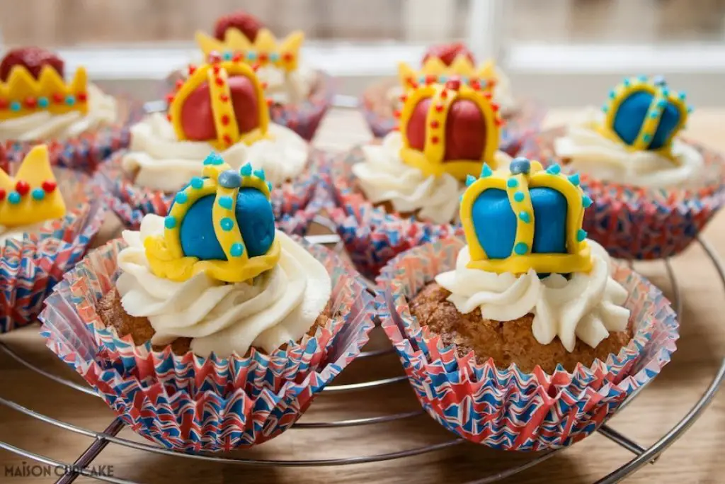 coronation day themed cupcakes