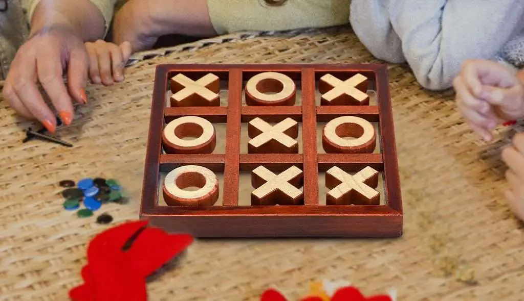 Noughts and Crosses Table Puzzle Game