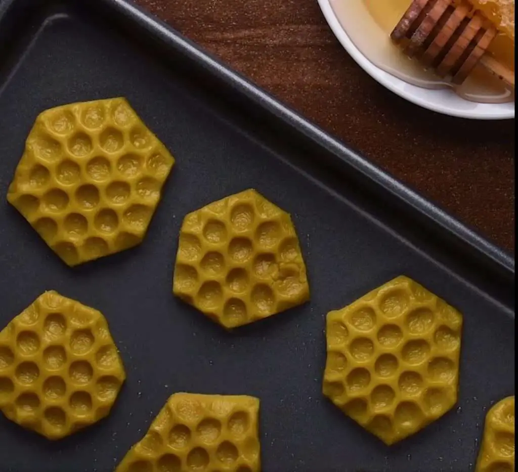 Cookie doughs with honeycomb pattern