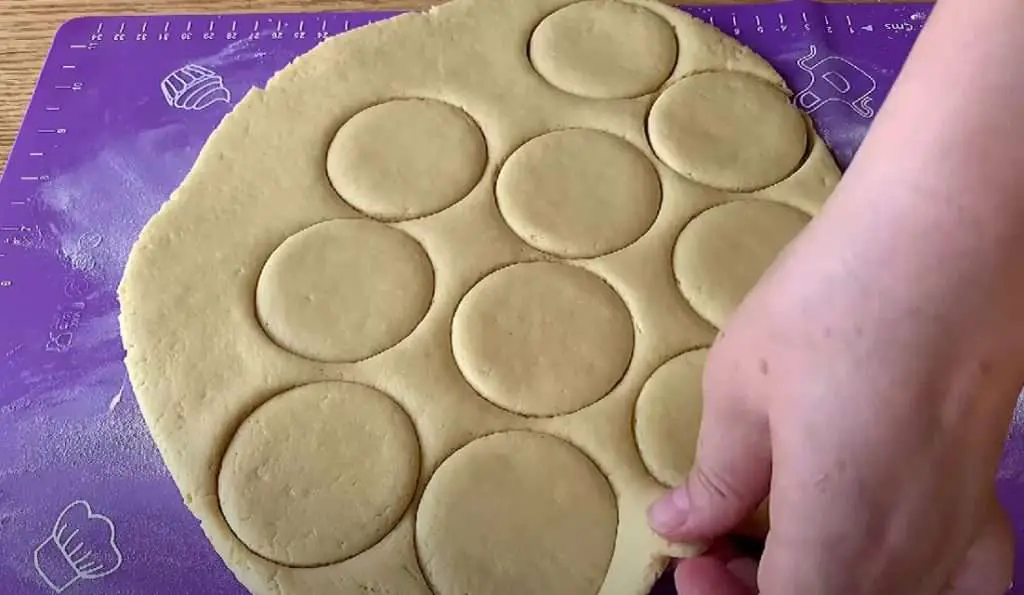 Forming cookies