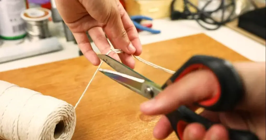 string cut by scissors 